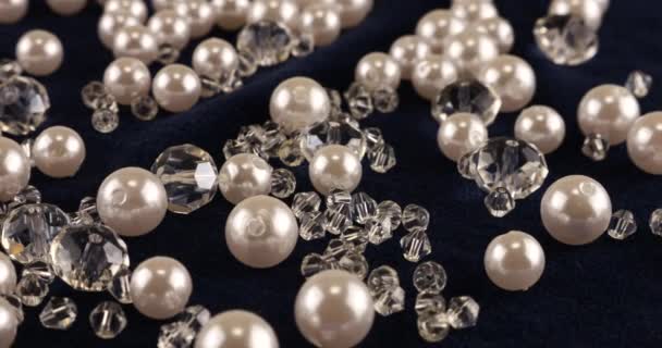 透明ホワイトジュエリークリスタル ラインストーンとブラックベルベット上の真珠 — ストック動画