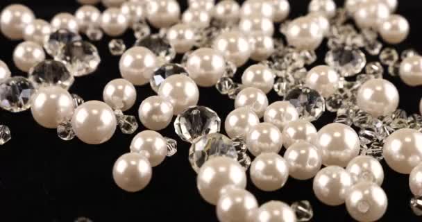 黑色天鹅绒上透明的白色珠宝水晶 莱茵石和珍珠 — 图库视频影像