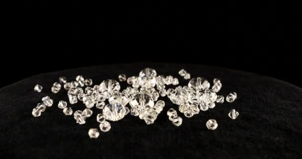 ブラックベルベットの上に白い宝石の結晶とラインストーンをクリア — ストック動画