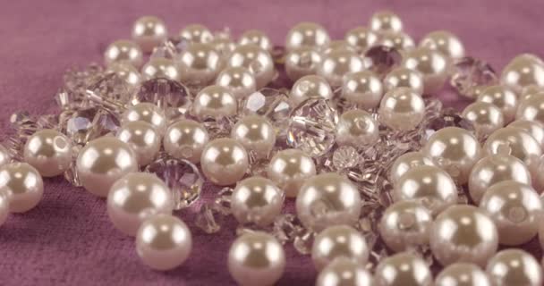 粉红天鹅绒上的白色珍珠 清澈的珠宝水晶和水晶 — 图库视频影像