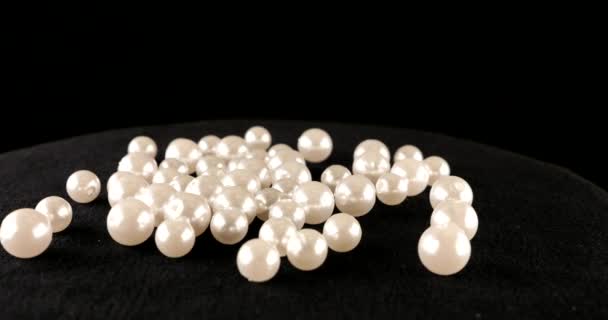 黑色天鹅绒上的白色珍珠 — 图库视频影像