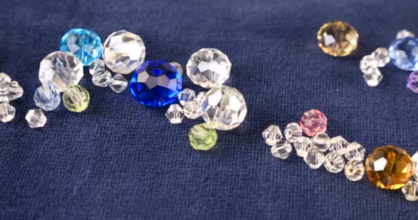Multi Berwarna Kristal Perhiasan Transparan Dan Kristal Batu Pada Beludru — Stok Video