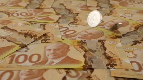 Jatuh Koin Kanada Pada 100 Dolar Polimer Uang Kertas Dengan — Stok Video