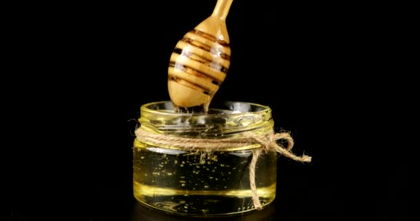 Honey Flows Spoon Spindle Jar Honey Black Background — Vídeos de Stock