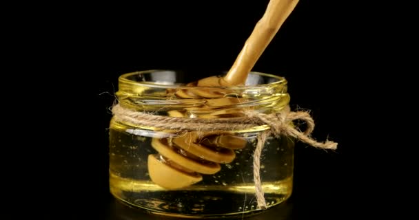 Honey Flows Spoon Spindle Jar Honey Black Background — Vídeos de Stock