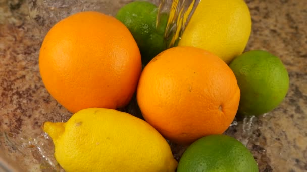 Fruitwasproces Een Straal Water Valt Citrusvruchten Sinaasappel Citroen Limoen Een — Stockvideo
