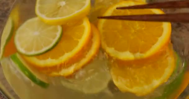 Готовить Лимонад Цитрусовых Стеклянном Контейнере Перемешать Апельсин Имбирь Лимон Лайм — стоковое видео