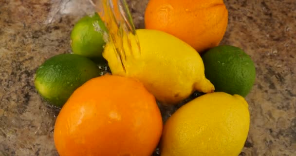 Proceso Lavado Frutas Chorro Agua Cae Sobre Cítricos Naranja Limón — Vídeos de Stock