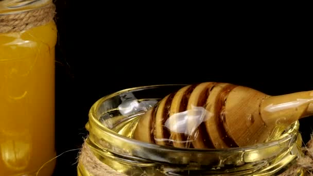 Honning Flyder Ned Fra Ske Spindel Krukke Med Honning Sort – Stock-video