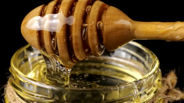 Honey Flows Spoon Spindle Jar Honey Black Background — Vídeo de stock