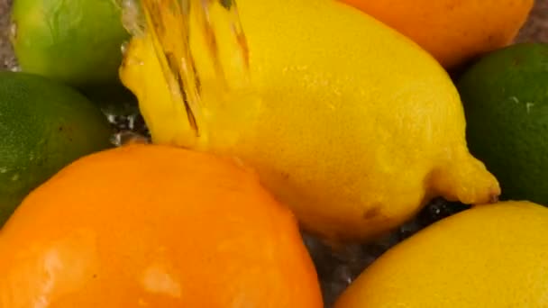 Διαδικασία Πλύσης Φρούτων Ένας Πίδακας Νερού Πέφτει Εσπεριδοειδή Πορτοκάλι Λεμόνι — Αρχείο Βίντεο