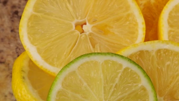 Limonata Pişiriyorum Limon Portakal Dilimlerinin Üzerine Düşen Kireç Dilimleri Yavaş — Stok video