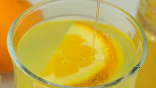 Drinken Uit Citrusvruchten Gember Honing Immuniteit Verhogen Honing Wordt Gegoten — Stockvideo