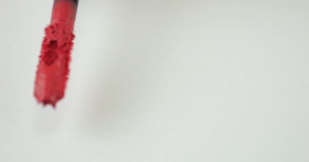 化粧品液体リップのブラシストローク孤立した白の背景に赤い光沢 — ストック動画