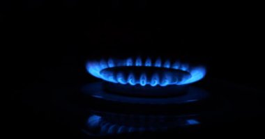 Gaz, mutfak sobasının ocağında yanıyor..