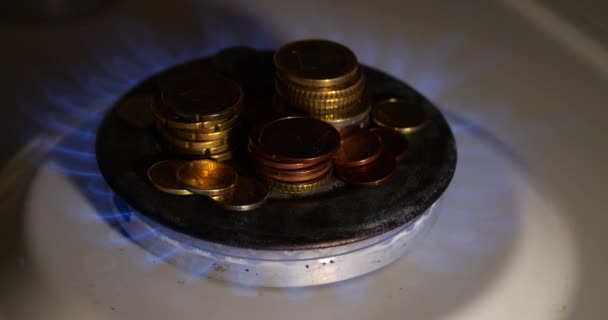 Münzen Auf Einem Gasbrenner Als Äquivalent Der Gaskosten — Stockvideo