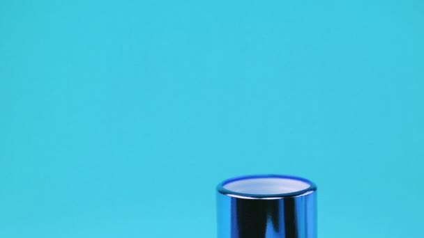 Lipstick Een Blauwe Achtergrond — Stockvideo