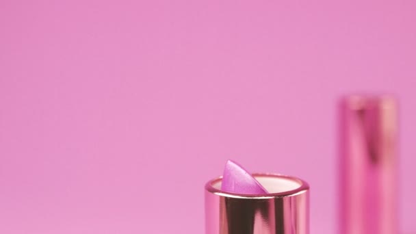 Lippenstift Een Roze Achtergrond — Stockvideo