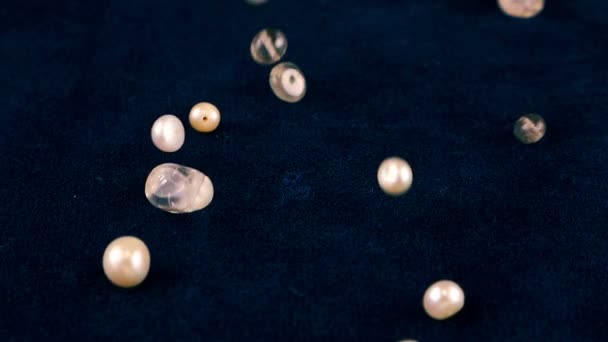 Perle Naturale Cuarţ Cristal Piatră Cad Catifea Albastră Slow Motion — Videoclip de stoc