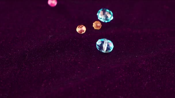 Πολύχρωμα Διαφανή Κρύσταλλα Κοσμήματα Πέφτουν Μπορντό Βελούδο Αργή Κίνηση — Αρχείο Βίντεο