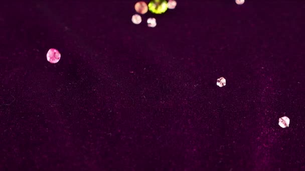 Flerfärgade Transparenta Smycken Kristaller Faller Vinrött Sammet Långsamma Rörelser — Stockvideo