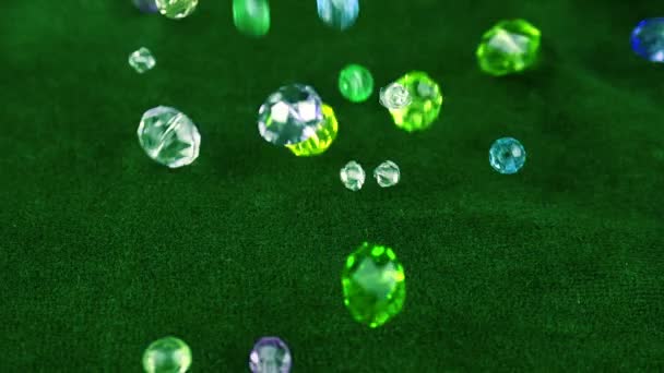 Cristales Joyería Transparentes Multicolores Cristal Roca Caen Sobre Terciopelo Verde — Vídeo de stock