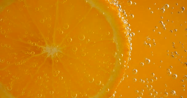 Eine Scheibe Reife Orange Wasserblasen Auf Orangefarbenem Hintergrund — Stockvideo