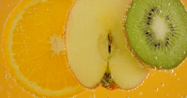 Slices Ripe Orange Apple Kiwi Transparent Water Air Bubbles Orange — Stockvideo