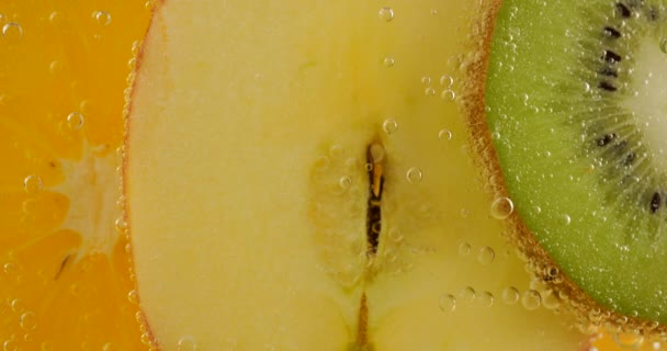 Snijdt Rijpe Sinaasappel Appel Kiwi Helder Water Luchtbellen — Stockvideo