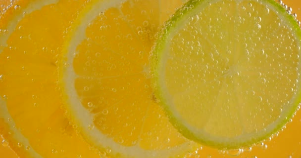 Limonada Cítrica Madura Naranja Limón Rodajas Lima Burbujas Aire — Vídeo de stock
