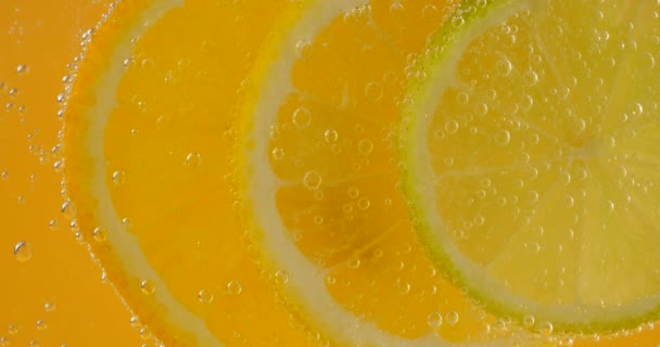 Reife Zitruslimonade Orange Zitrone Limettenscheiben Luftblasen — Stockvideo