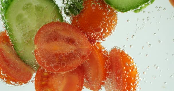 Rodajas Pepinos Frescos Tomates Agua Clara Burbujas Aire — Vídeos de Stock