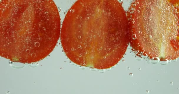 Ripe Tomato Clear Water Air Bubbles — Vídeo de stock
