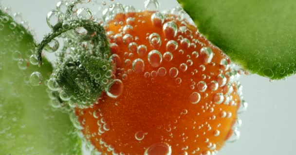 Slices Fresh Cucumbers Tomatoes Clear Water Air Bubbles — Vídeo de stock