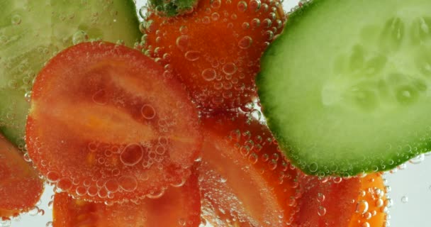 Rodajas Pepinos Frescos Tomates Agua Clara Burbujas Aire — Vídeos de Stock