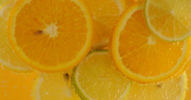 Olgun limonata, portakal, limon, baloncuklu limon dilimleri..