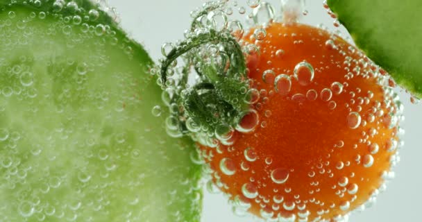 Ripe Tomato Cucumber Slices Clear Water Air Bubbles — 图库视频影像