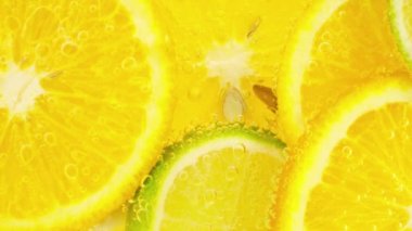 Olgun limonata, portakal, limon, baloncuklu limon dilimleri..