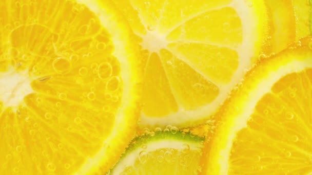 Стиглі Цитрусові Лимонад Апельсин Лимон Шматочки Лайма Повітряних Бульбашках — стокове відео