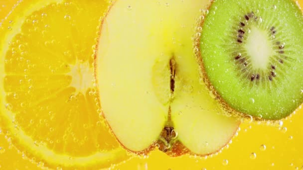 Scheiben Reife Orange Apfel Und Kiwi Transparentem Wasser Luftblasen Auf — Stockvideo