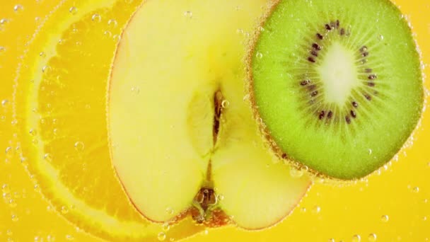 Slices Ripe Orange Apple Kiwi Transparent Water Air Bubbles Orange — Vídeo de Stock