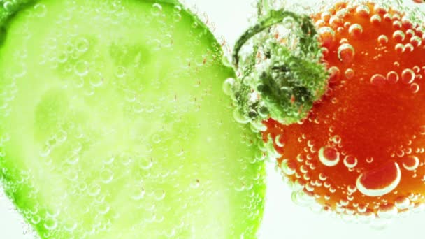 Fatias Pepinos Frescos Tomates Água Limpa Bolhas — Vídeo de Stock