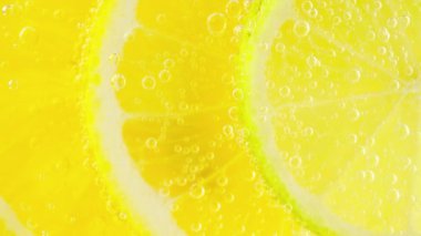 Olgun limonata, portakal, limon, baloncuklu limon dilimleri..