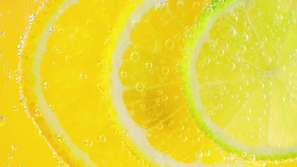 Стиглі Цитрусові Лимонад Апельсин Лимон Шматочки Лайма Повітряних Бульбашках — стокове відео