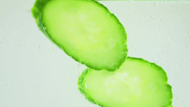 Vallende Verse Komkommerschijfjes Luchtbellen — Stockvideo
