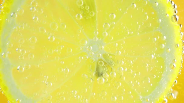 Plátek Zralého Citronu Vzduchových Bublinách Oranžovém Pozadí — Stock video