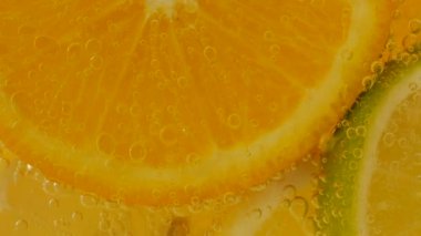 Olgun limonata, portakal, limon, baloncuklu limon dilimleri..