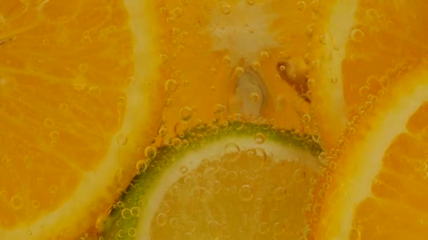 Ripe Citrus Lemonade Orange Lemon Lime Slices Air Bubbles — стоковое видео