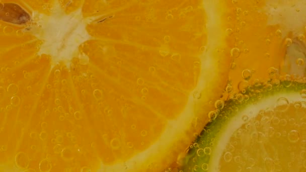 Ώριμη Λεμονάδα Εσπεριδοειδών Πορτοκάλι Λεμόνι Φέτες Λάιμ Φυσαλίδες Αέρα — Αρχείο Βίντεο