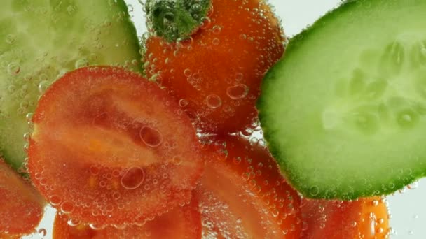 Slices Fresh Cucumbers Tomatoes Clear Water Air Bubbles — 图库视频影像